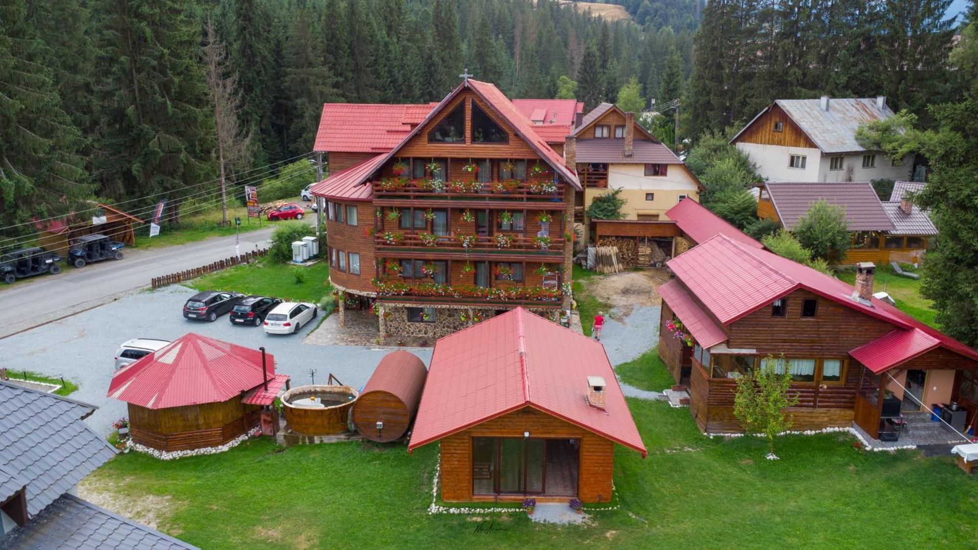 ホテル Casa Binu Arieşeni エクステリア 写真