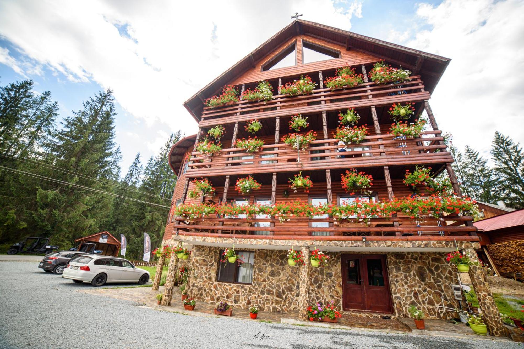 ホテル Casa Binu Arieşeni エクステリア 写真