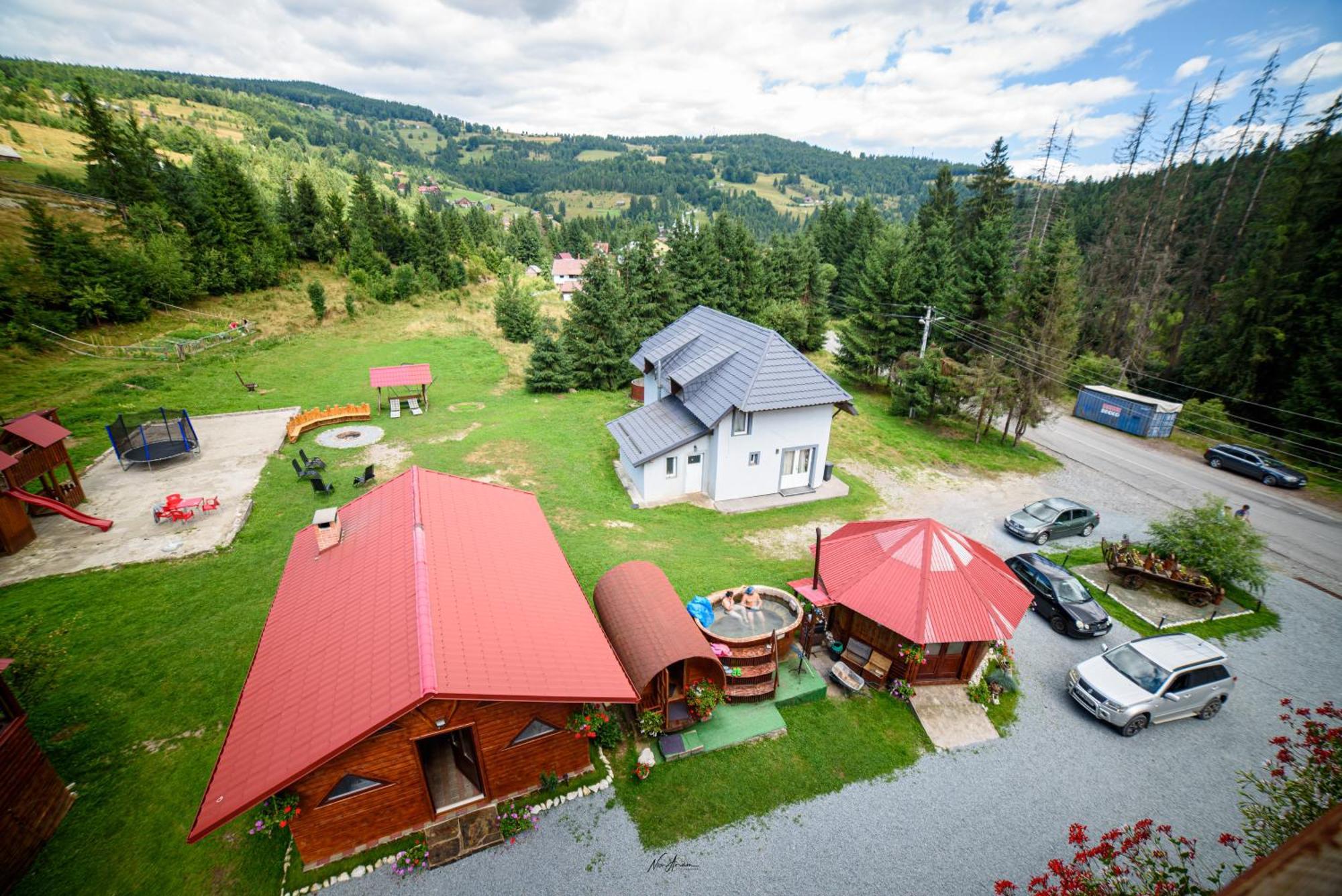 ホテル Casa Binu Arieşeni エクステリア 写真