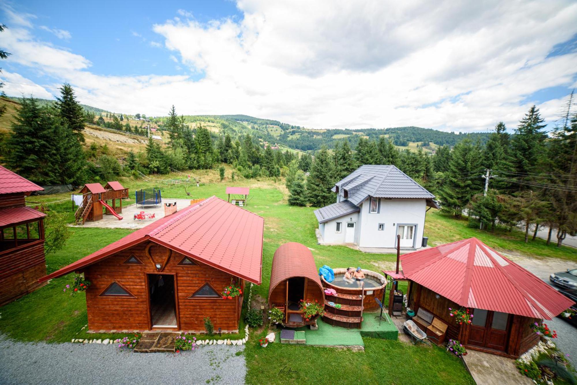 ホテル Casa Binu Arieşeni エクステリア 写真