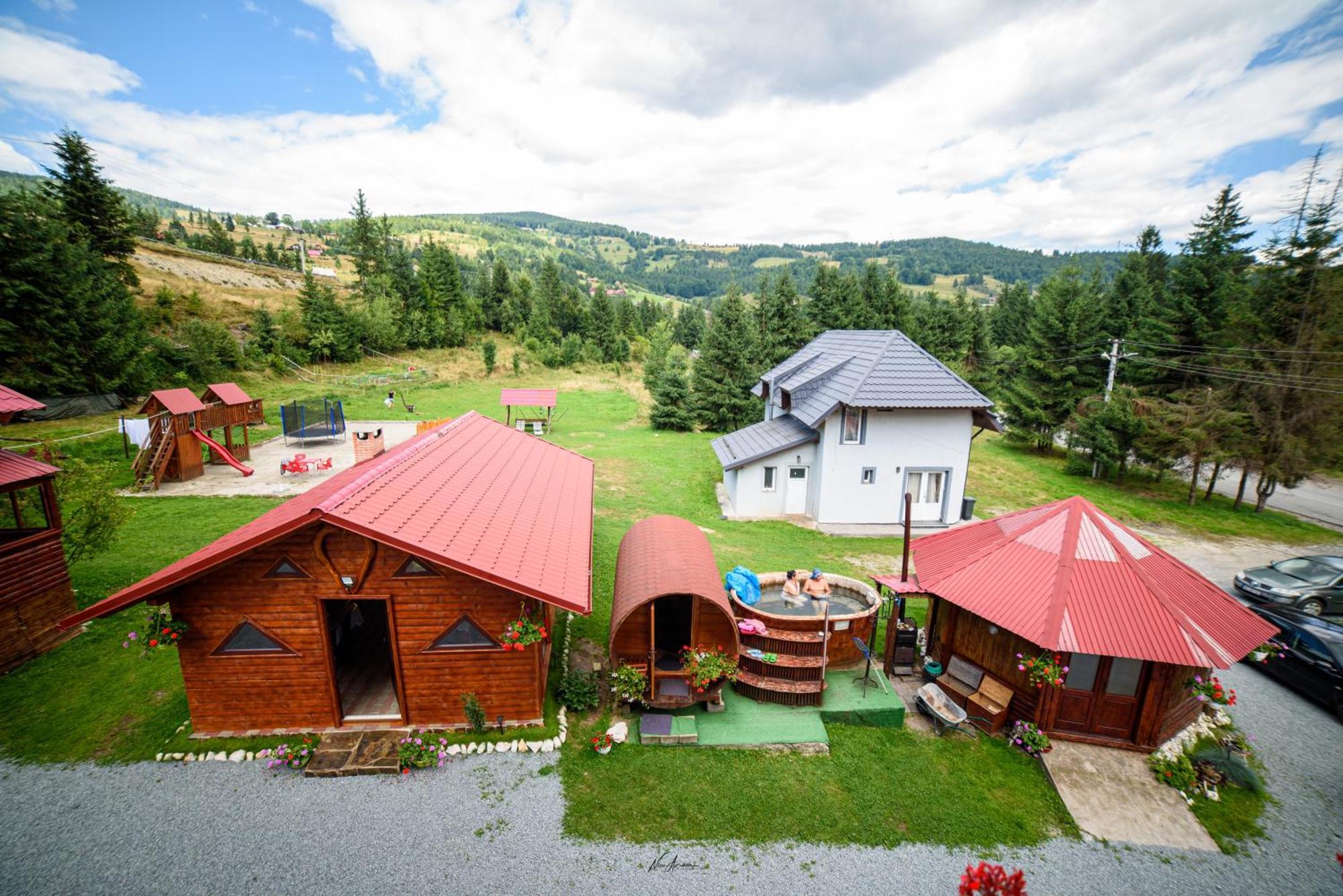 ホテル Casa Binu Arieşeni エクステリア 写真