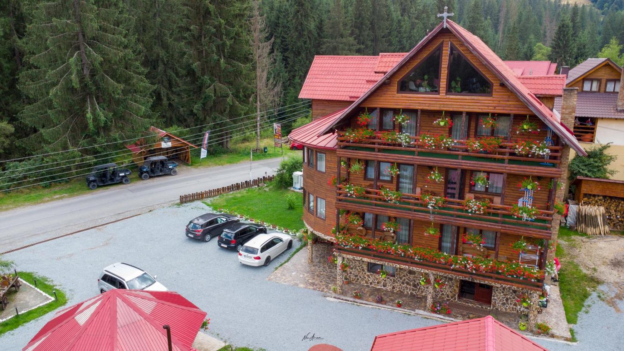 ホテル Casa Binu Arieşeni エクステリア 写真